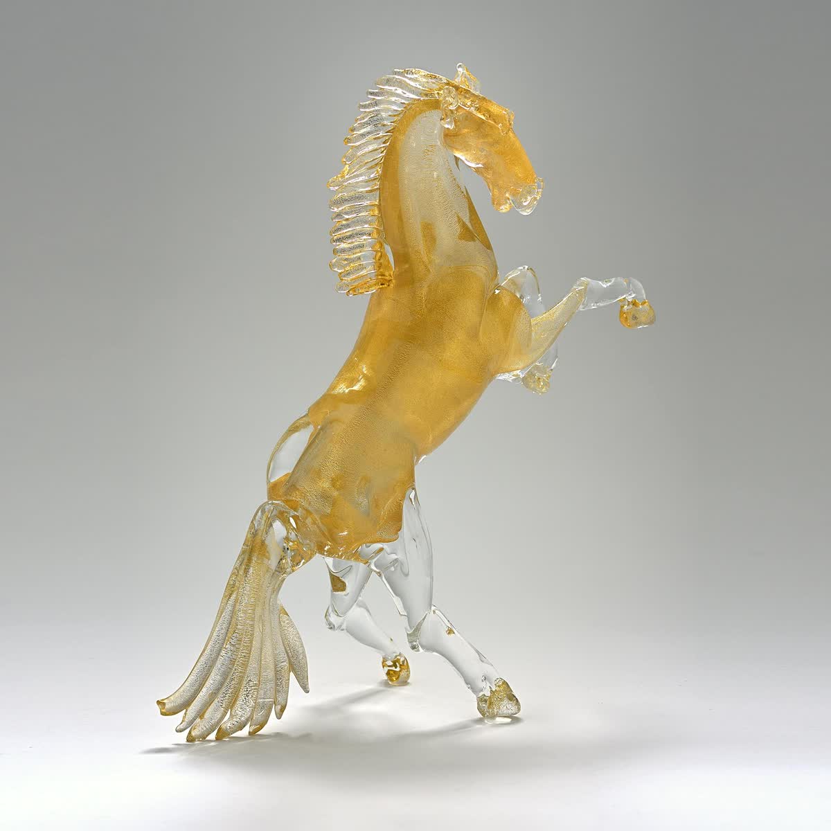 Cavallo: scultura in vetro ambra di un cavallo impennato, con criniera e coda lavorate a caldo