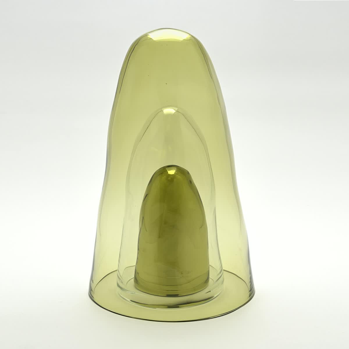 Milleseicento: scultura a cupola in vetro verde oliva con un volume interno più scuro