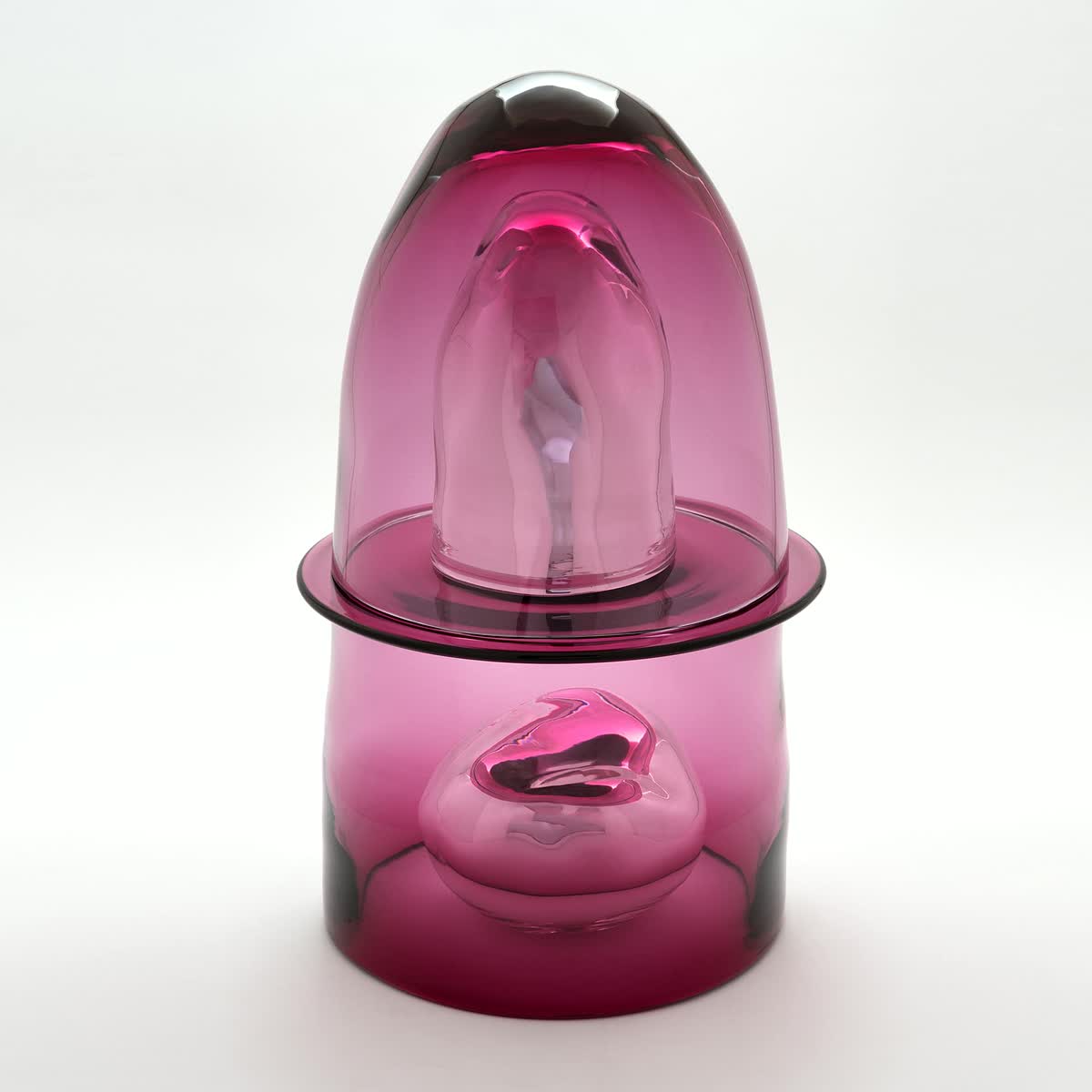 Sibilla: scultura in vetro rosa magenta, due volumi sovrapposti separati da un disco