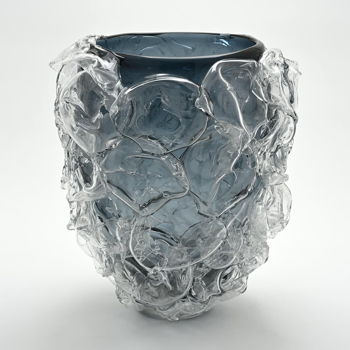 Vaso a sbruffi: corpo blu fumé rivestito da sbruffi di vetro trasparente applicati a caldo