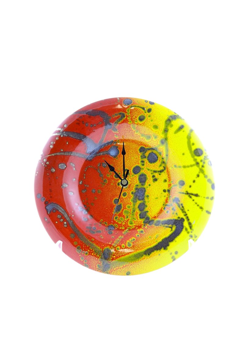 Orologio tondo da parete in ceramica colorata rossa e gialla con striature scure
