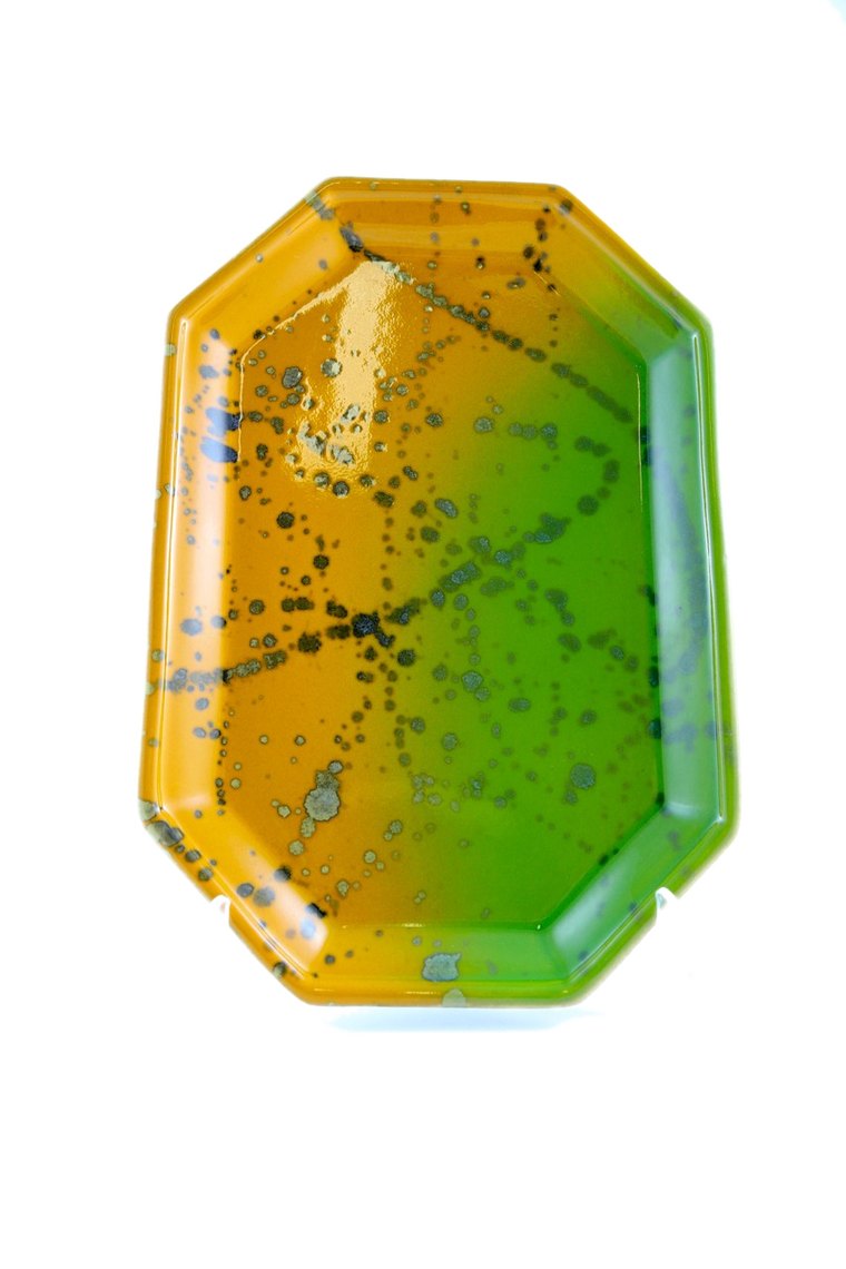 Vassoio ottagonale in ceramica colorata con smalti arancio e verde