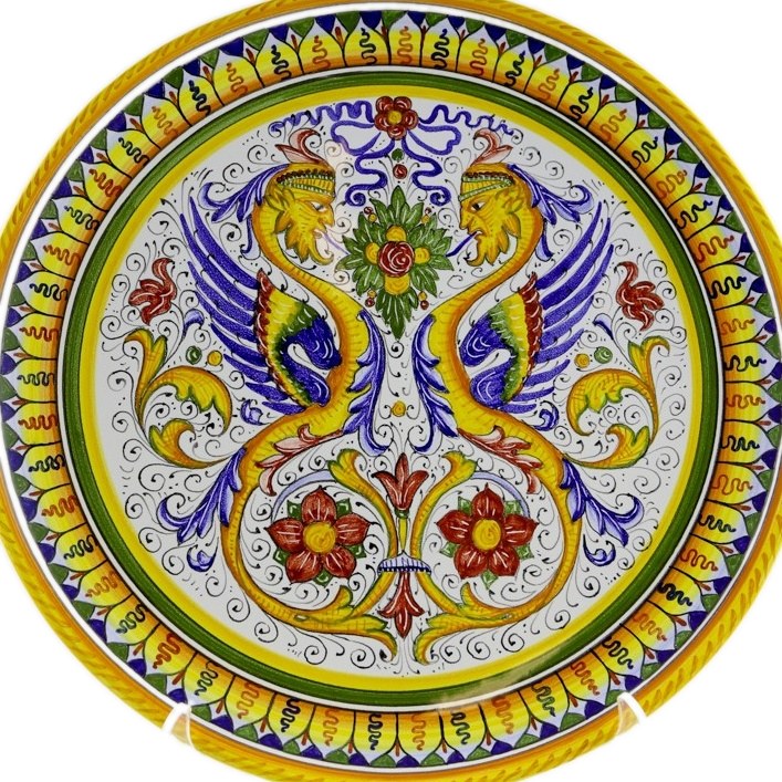Piatto da parete di 40 cm in maiolica di Deruta, con due draghi raffaelleschi affrontati dipinti a mano