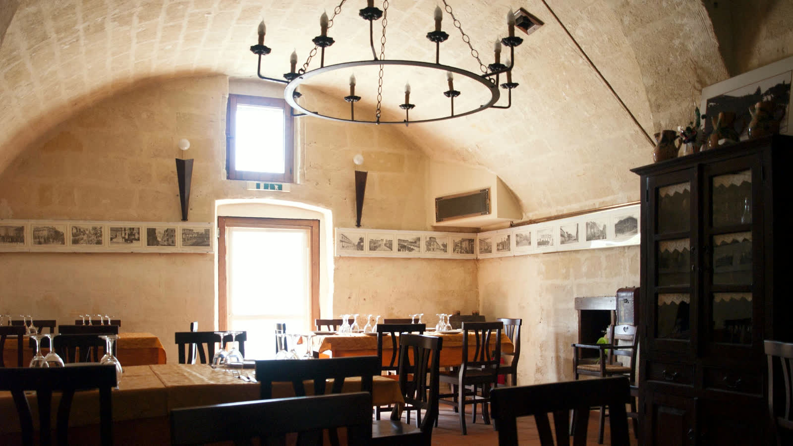 La sala interna con la volta in tufo e il lampadario in ferro battuto