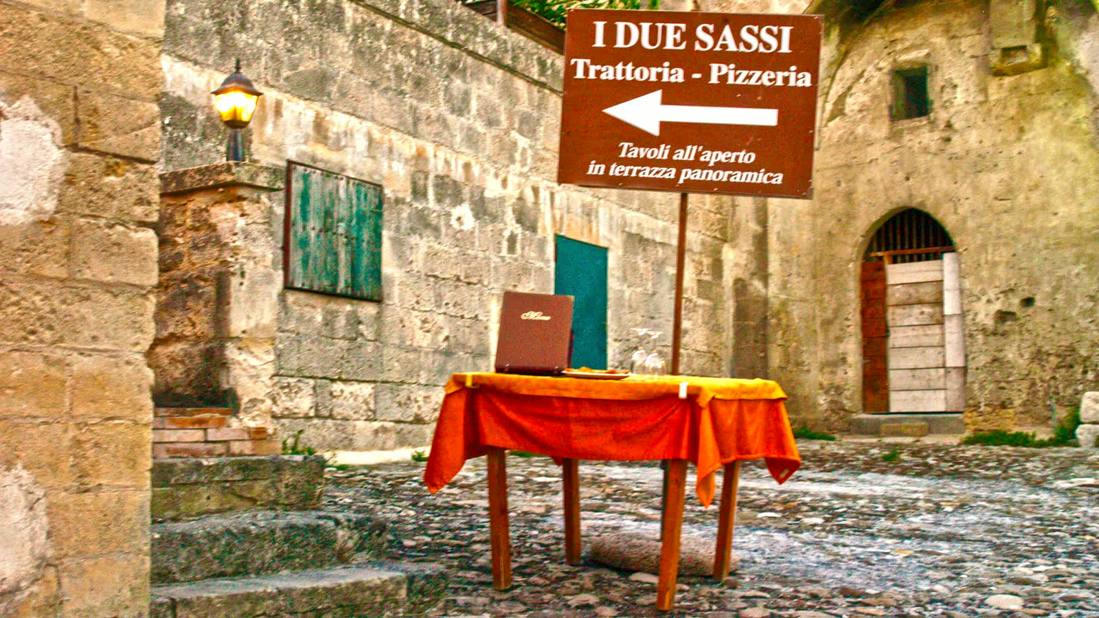 Cartello della trattoria nel vicolo