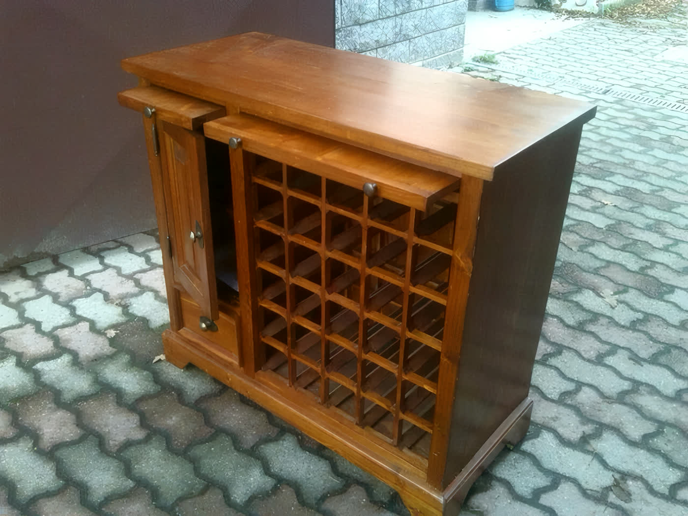 Cantinetta portabottiglie in legno con scomparti a griglia