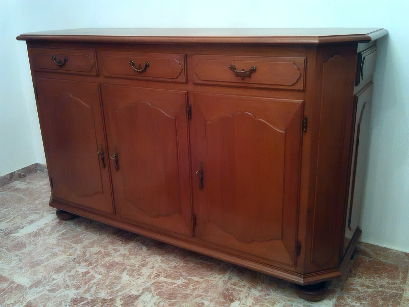 Credenza antica a tre ante restaurata